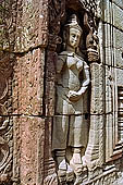 Ta Som temple - bas reliefs of devatas